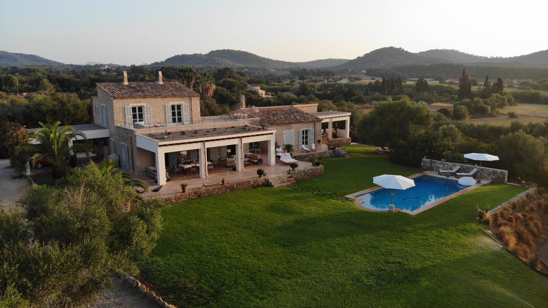 Finca & Pool im Morgenlicht