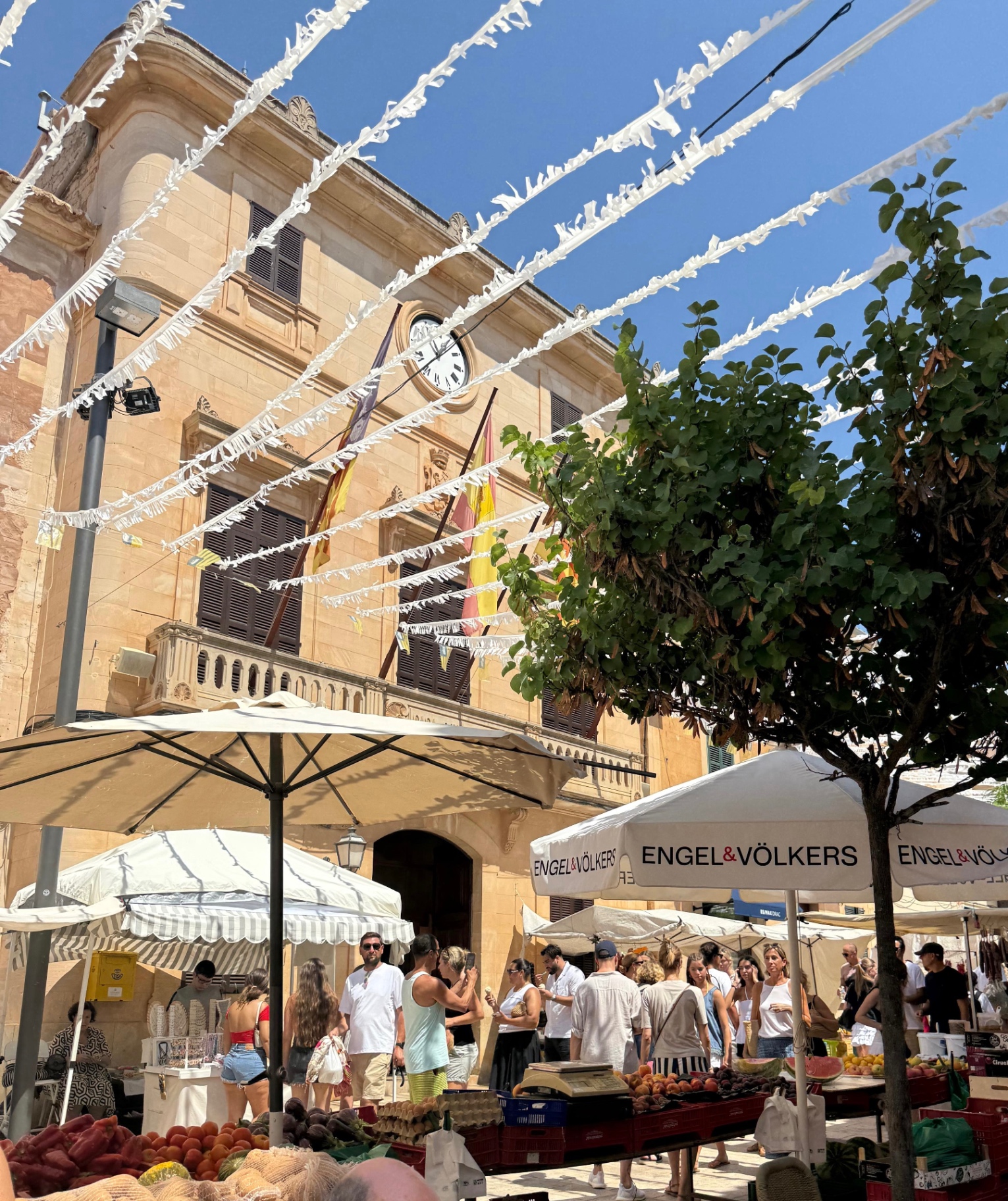 Marktstände vor dem Rathaus von Santanyí mit Festschmuck