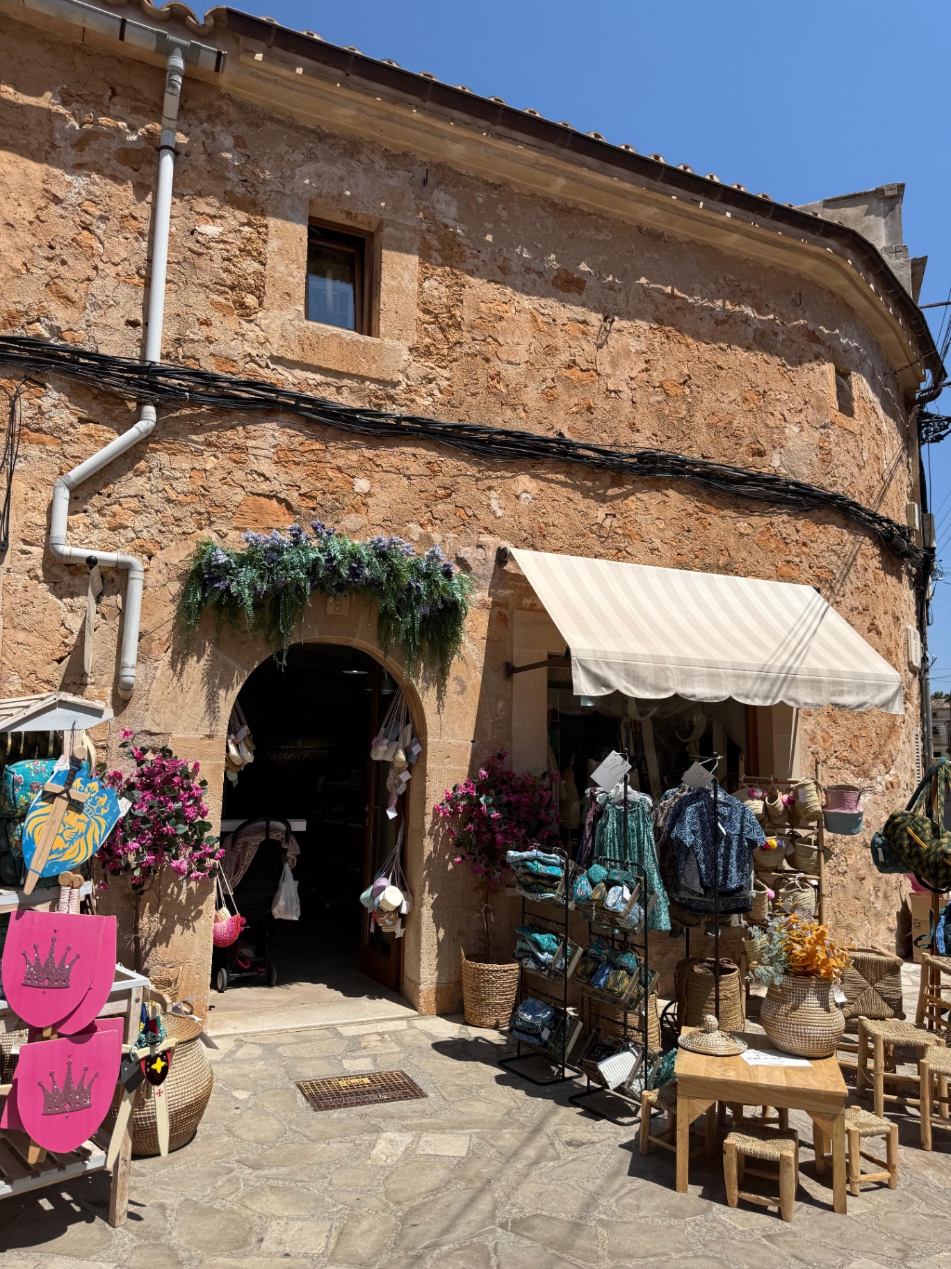 Sandsteinfassade mit Boutique und Korbwaren in Santanyí
