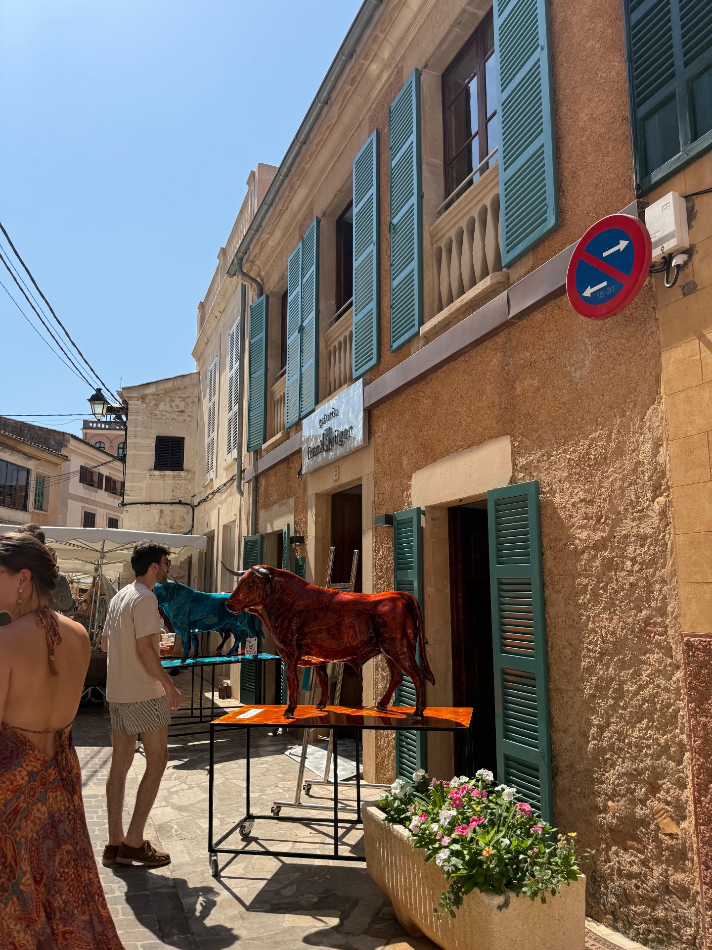 Galerie mit Bullen-Skulpturen in einer Gasse in Santanyí
