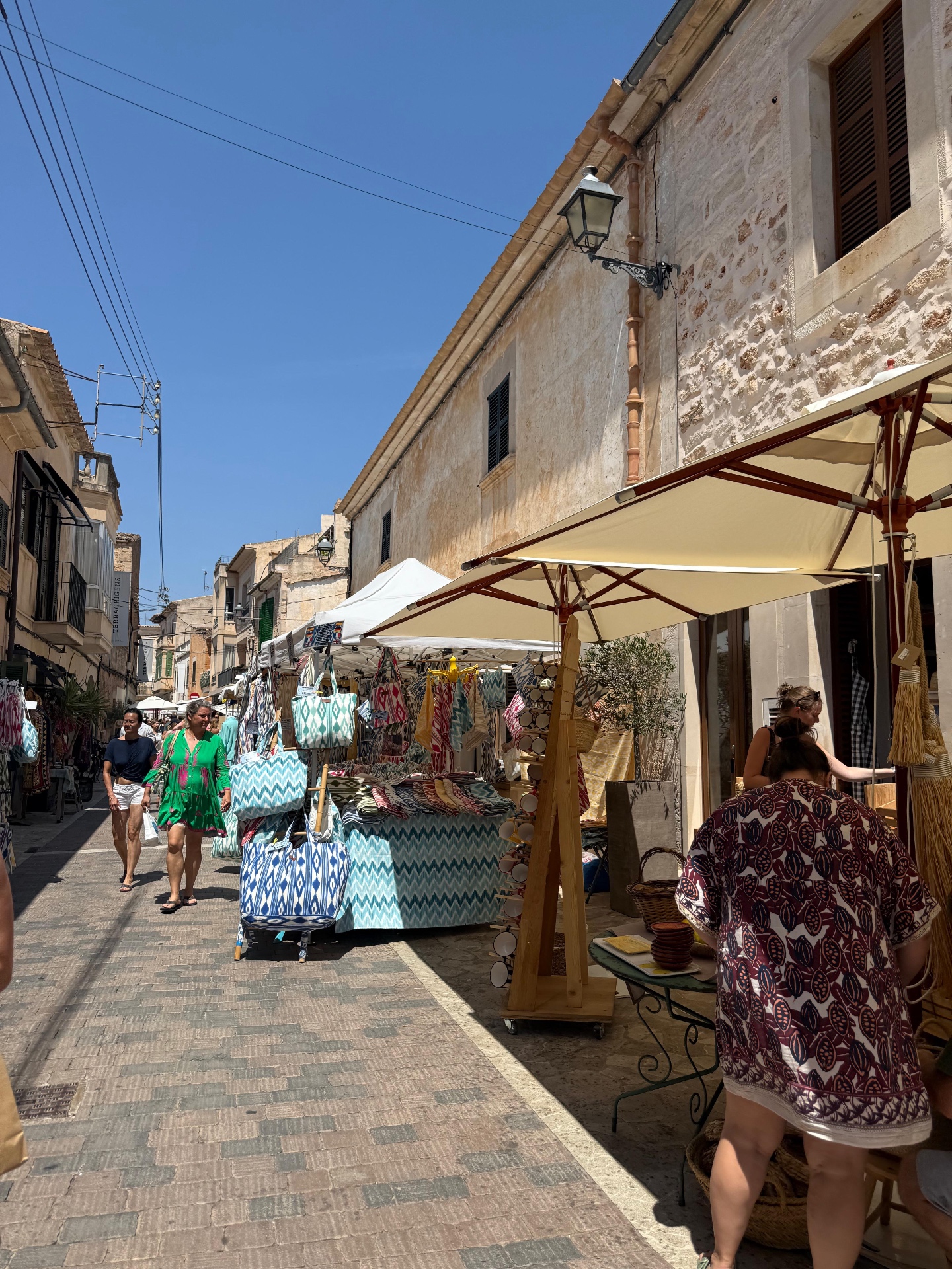Stände mit Ikat-Taschen und Keramik in einer Gasse in Santanyí