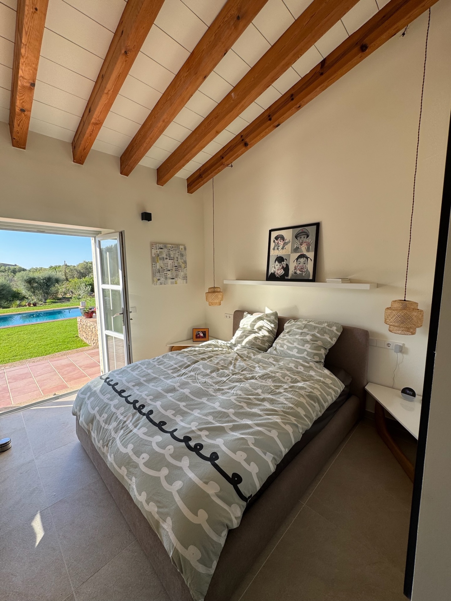 Ellen · Bett mit Blick zum Pool