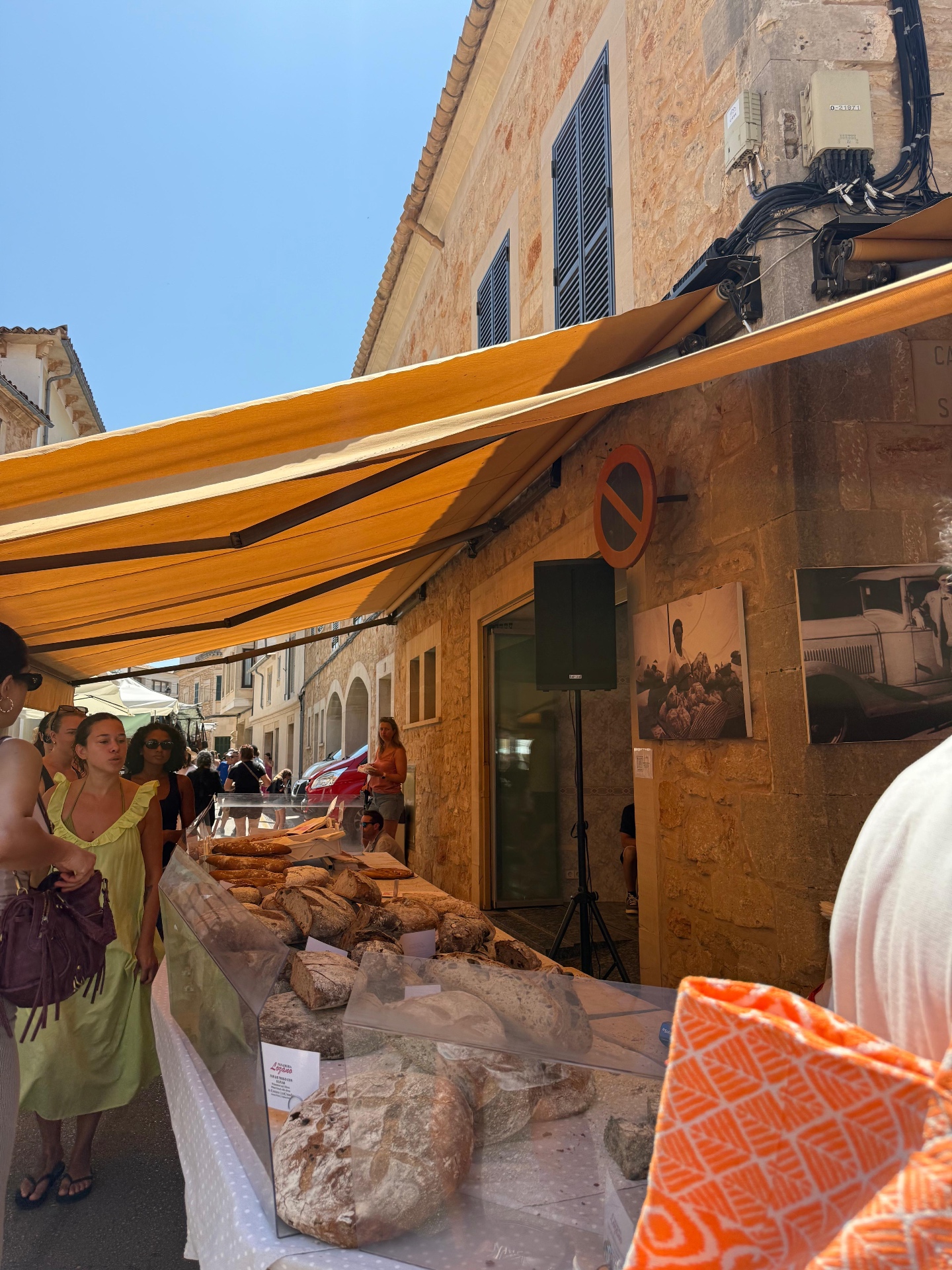 Brotstand mit mallorquinischen Landbroten auf dem Markt in Santanyí