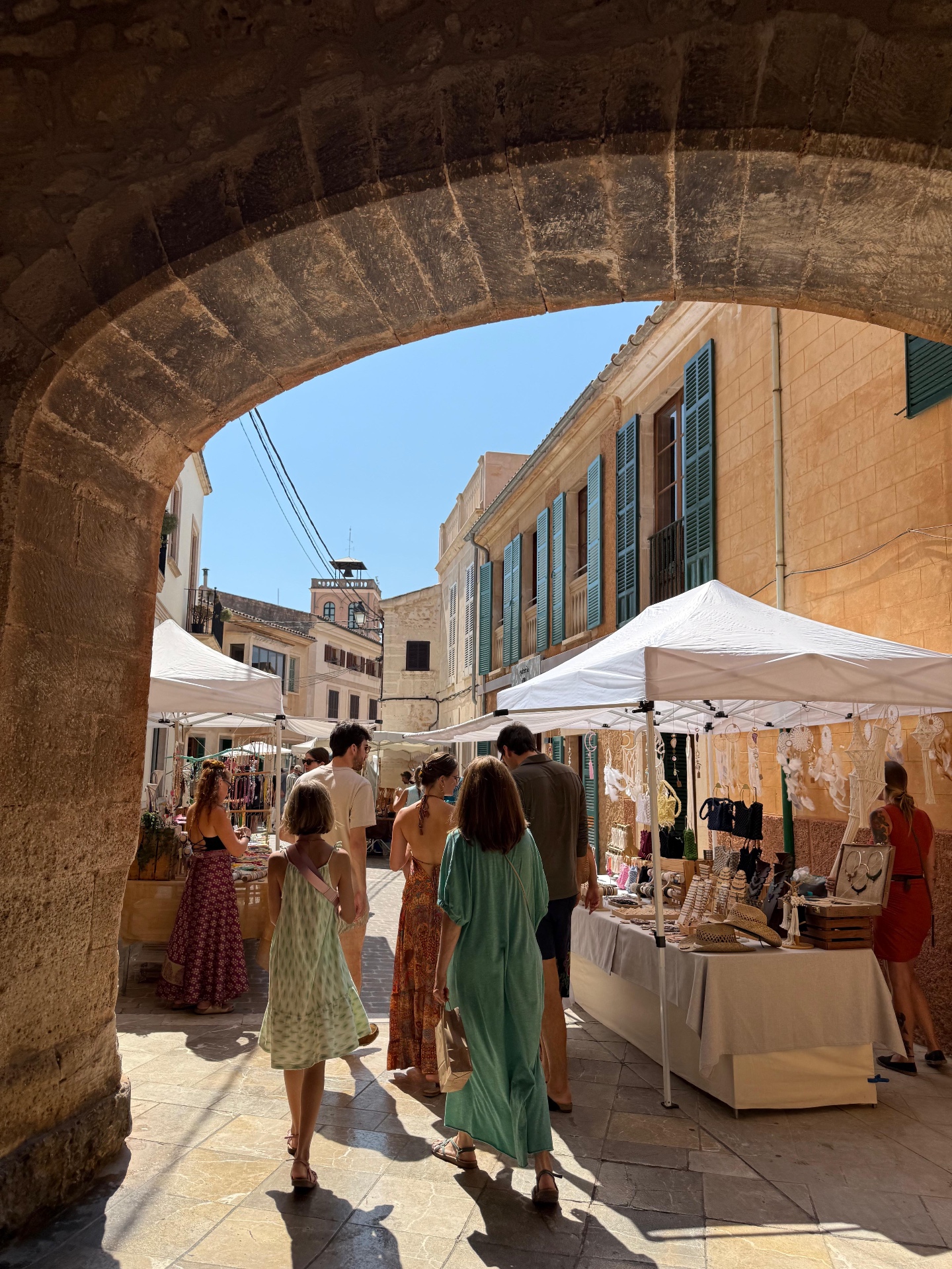 Blick durch den Steinbogen auf die Marktgassen von Santanyí