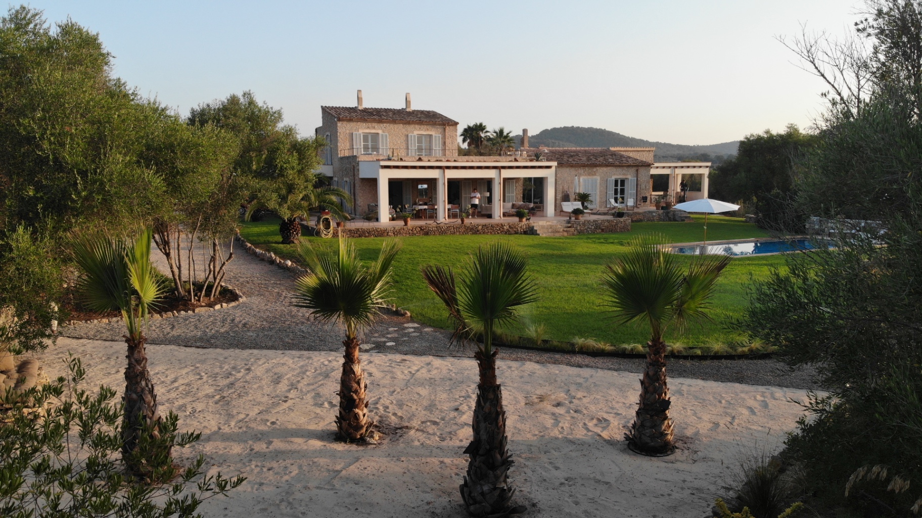 Blick über den Garten zur Finca