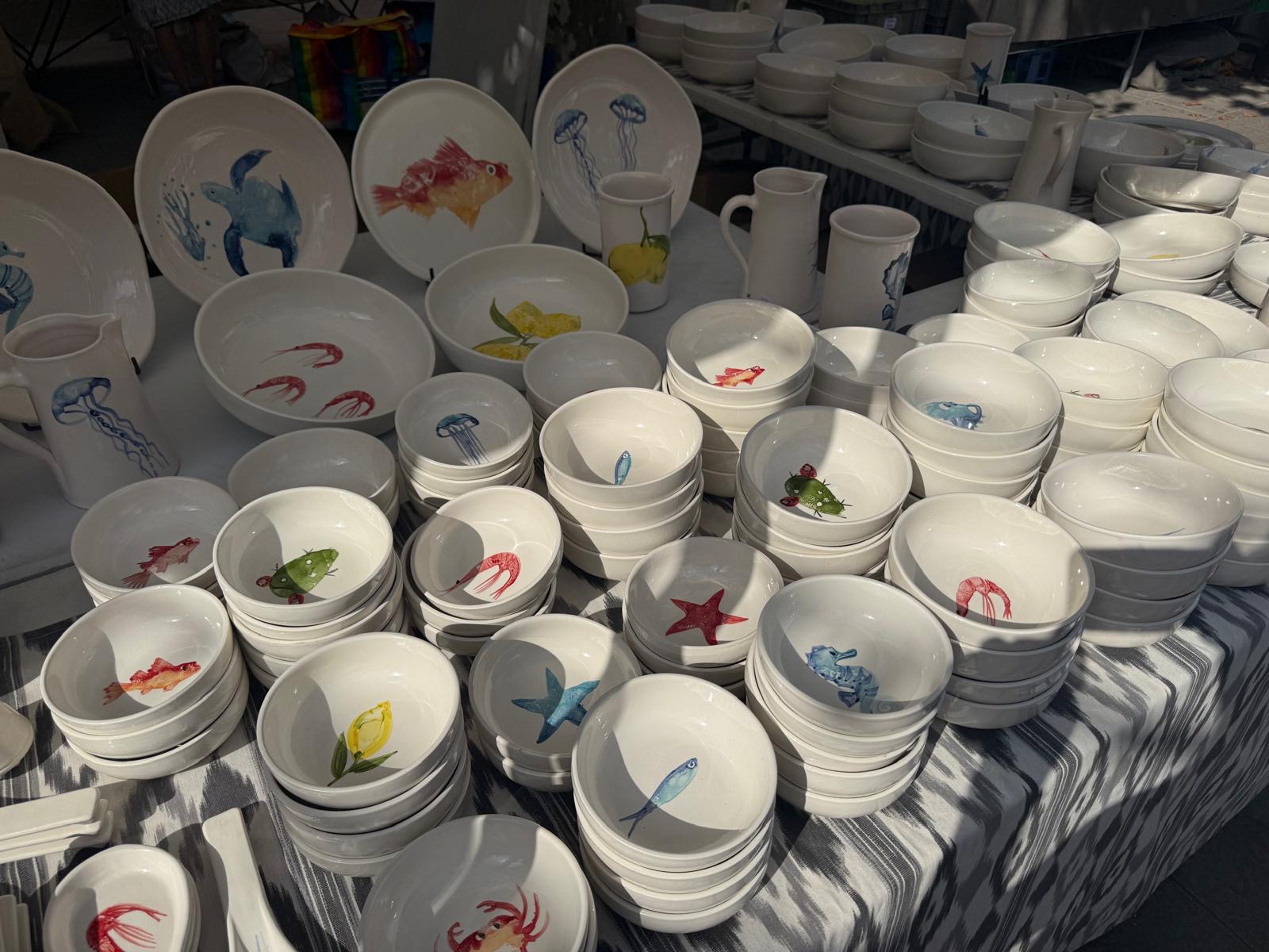 Handbemalte Keramikschalen mit Meeresmotiven auf dem Markt in Artà