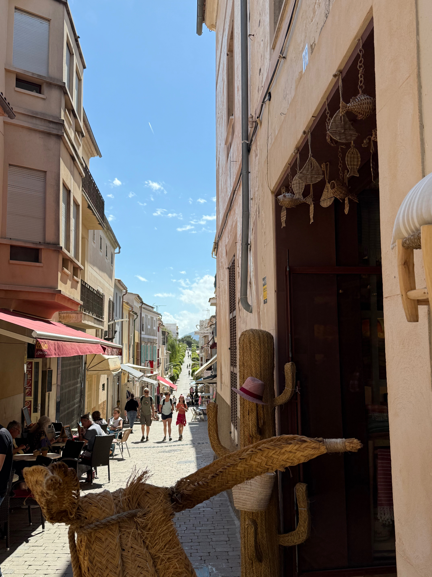 Artà · Gasse mit Korbflechtkunst