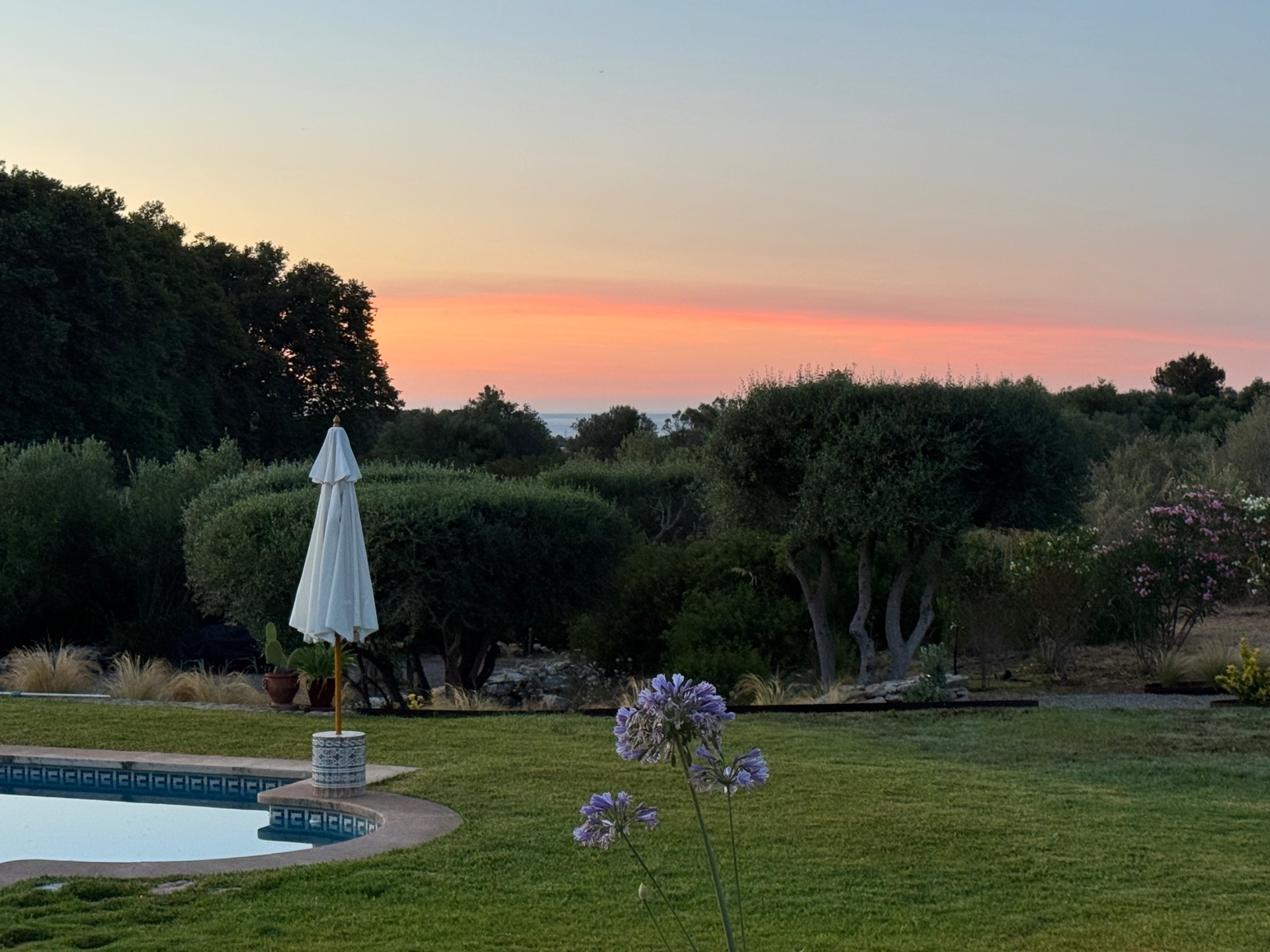 Pool bei Sonnenuntergang