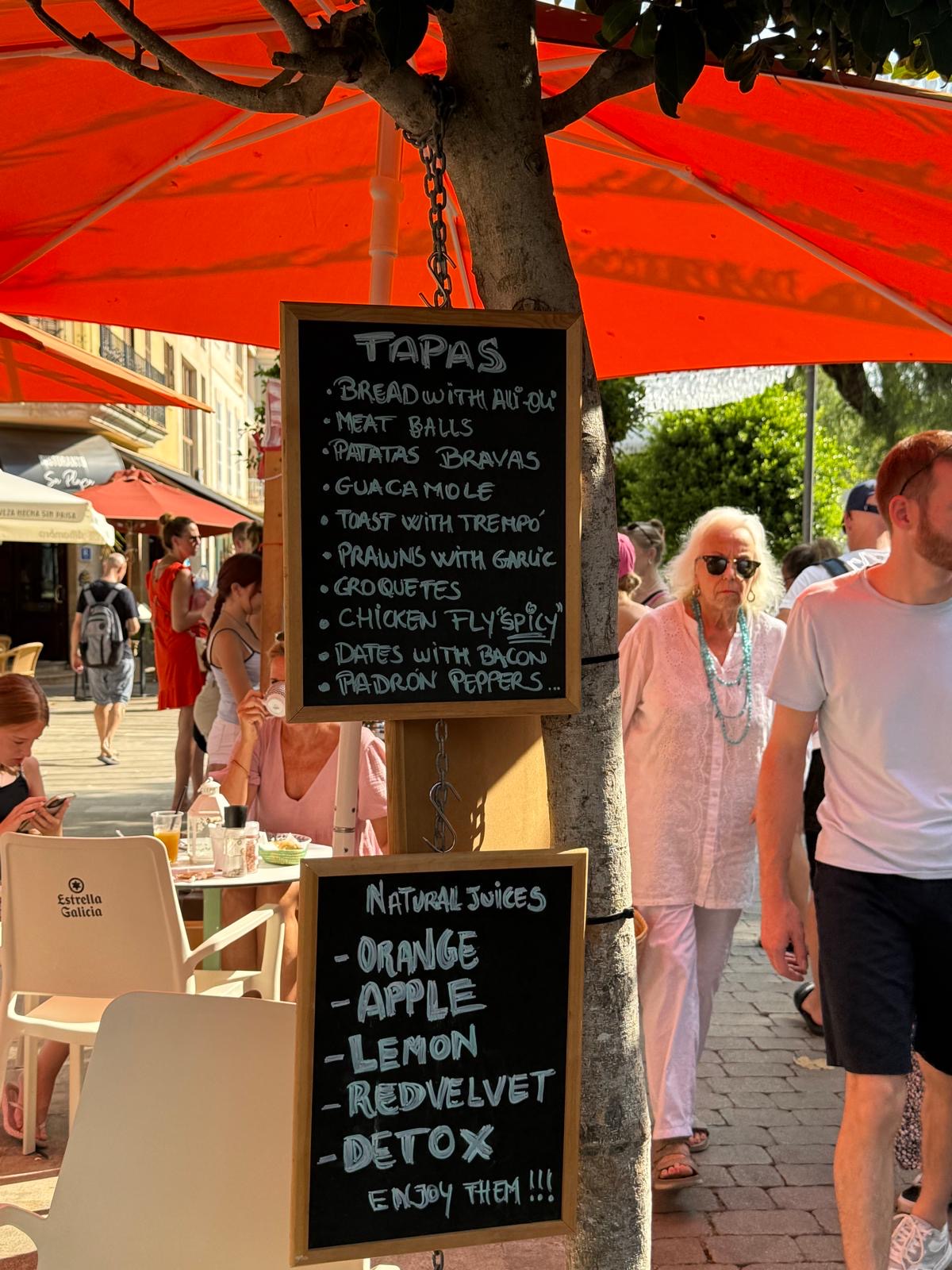 Tapas-Tafel eines Cafés an der Marktstraße in Artà