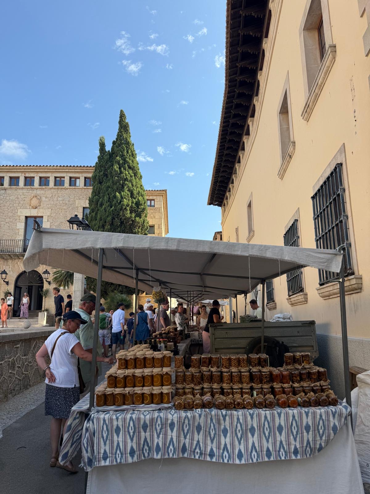 Stand mit Honig und eingelegten Spezialitäten vor dem Rathaus in Artà