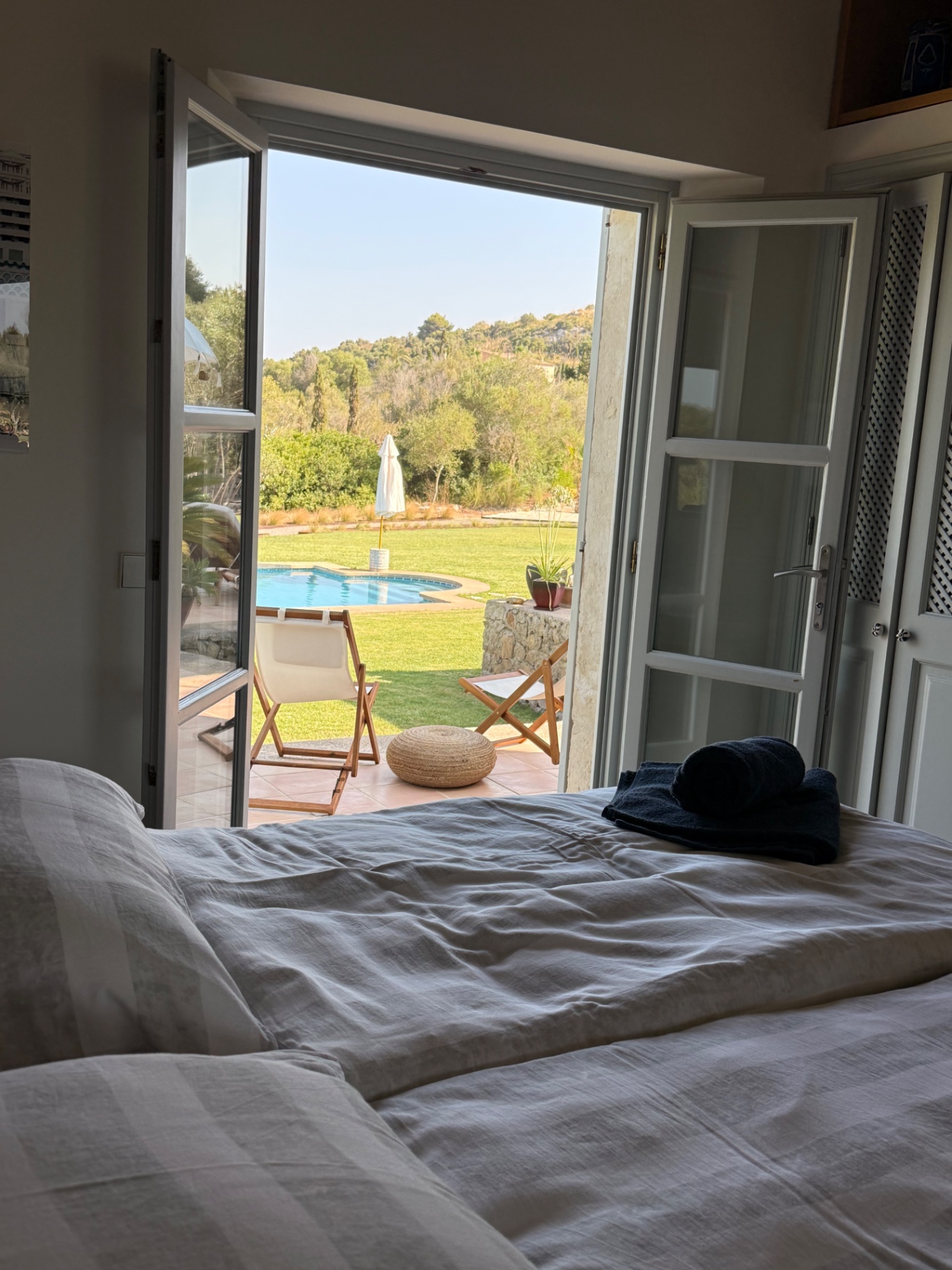 Eric · Poolblick aus dem Bett