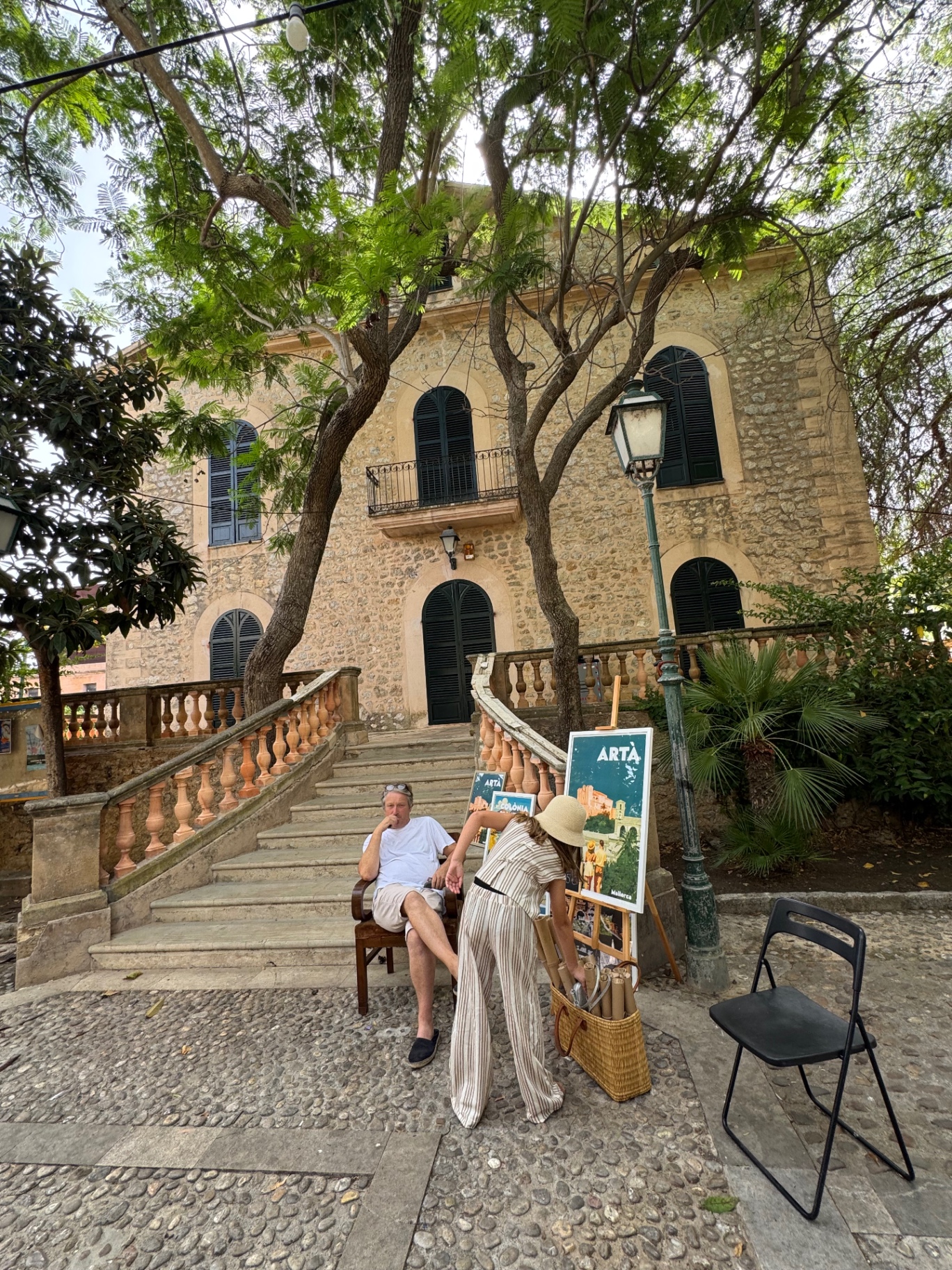 Artà · Plakatkunst an der Treppe