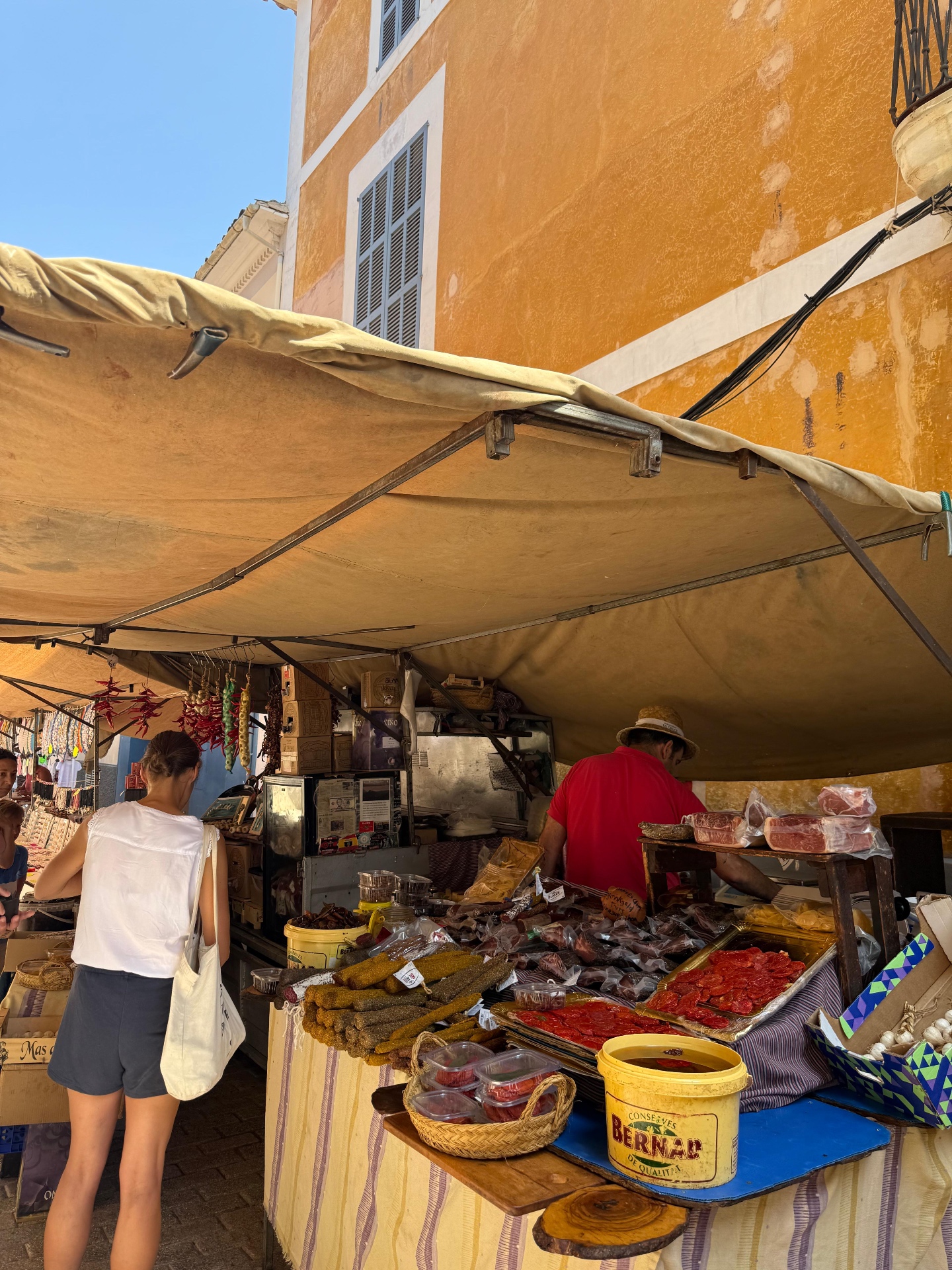 Stand mit Sobrassada, getrockneten Tomaten und Käse auf dem Markt in Son Servera