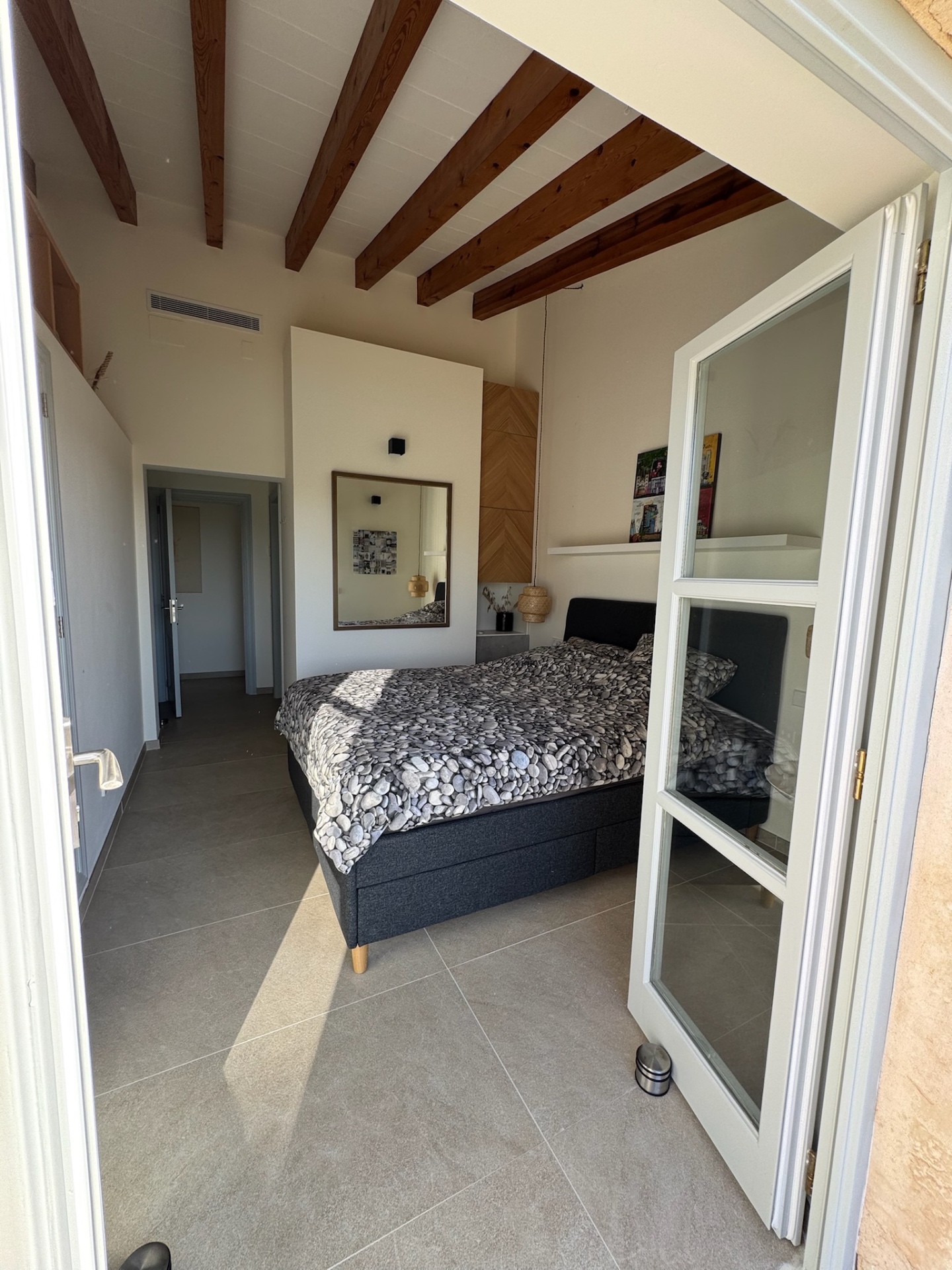 Eric · Blick vom Flur ins Zimmer
