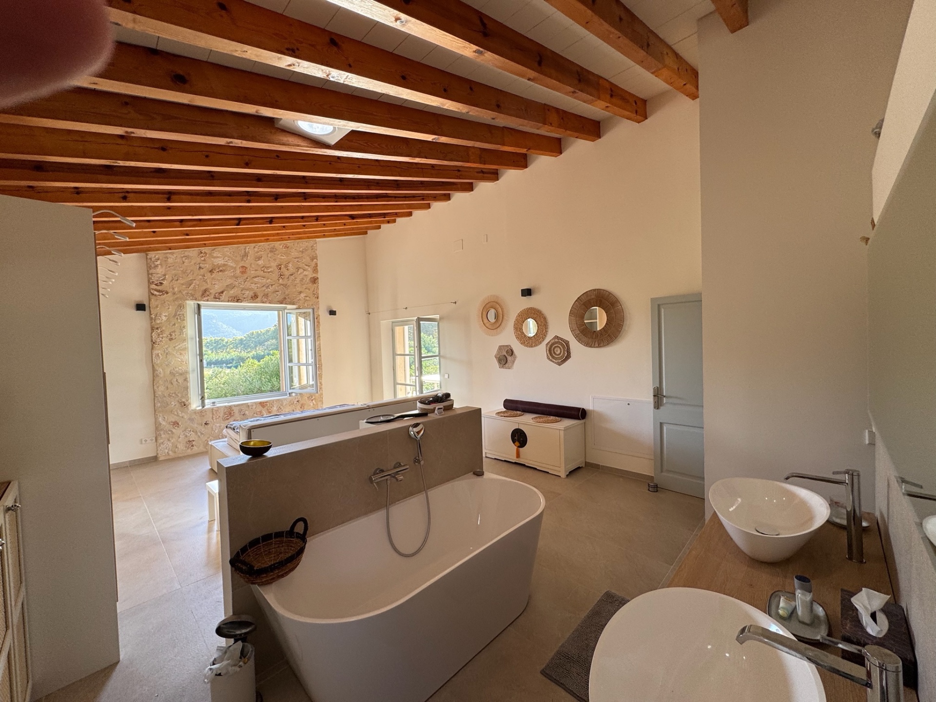 Master Bedroom · Offenes Bad mit Wanne