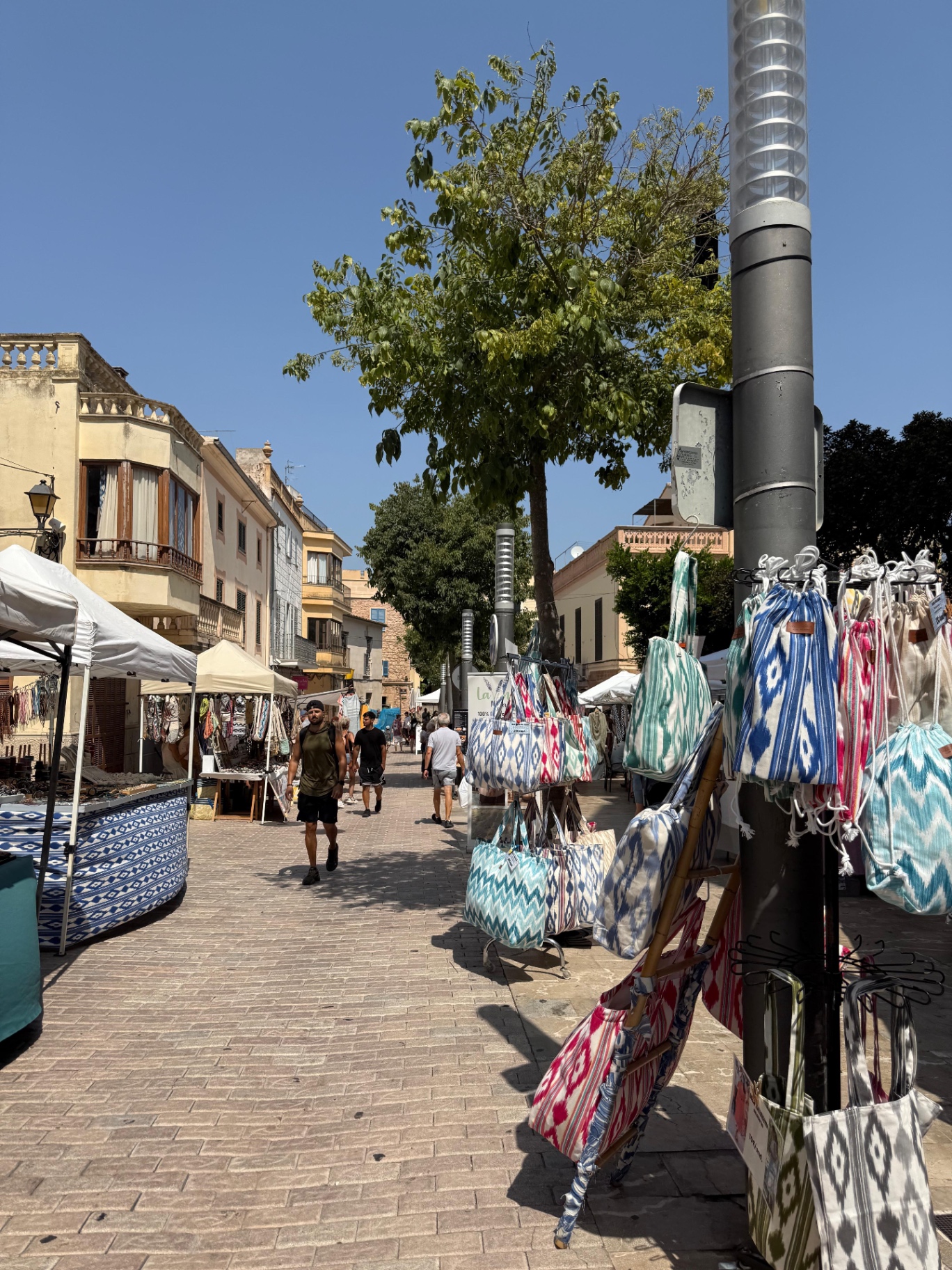 Marktstände und Taschen auf dem Wochenmarkt in Son Servera · Mallorca